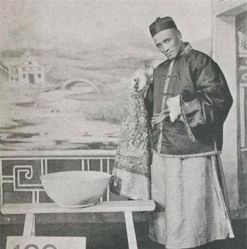 ”喜欢表演空手接子弹最后却没能接住瓦力棋牌游戏他号称美国的“火云邪神(图3)